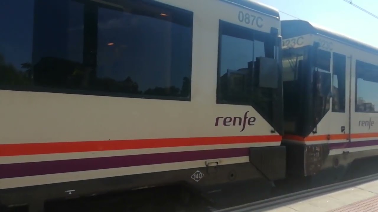 renfe media distancia procedente de Tortosa destino Barcelona EF, en la estación de  Vila Seca.