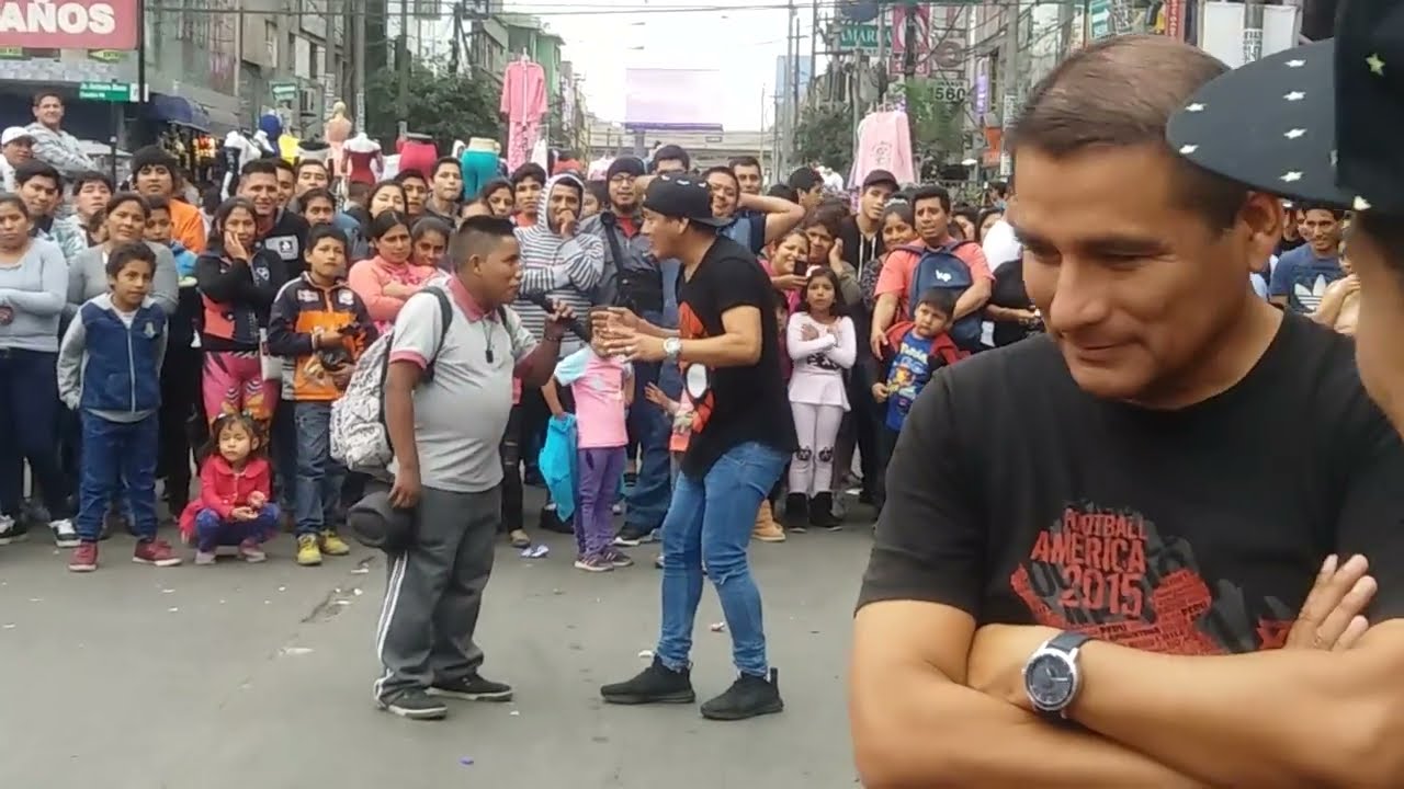 LA VIVI AYUDANDO A DIEGO A VENDER SUS MANZANAS.