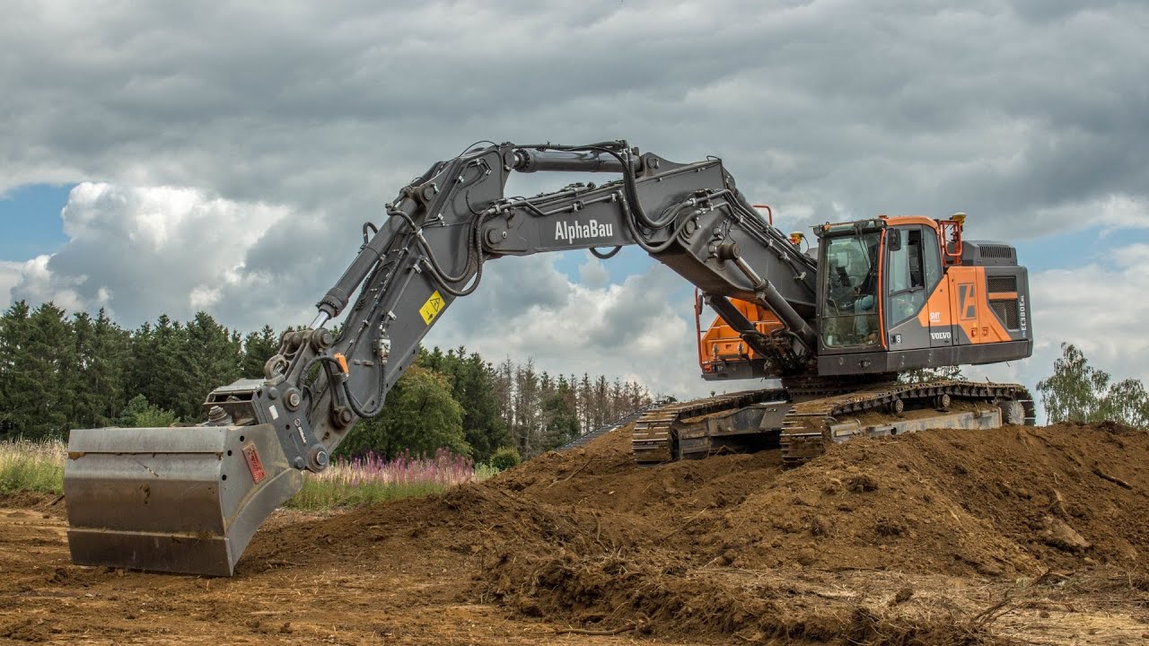 Volvo EC 380E NL moving topsoil