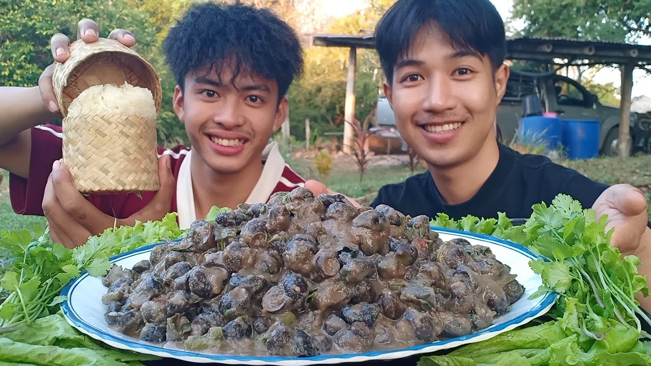 แกงหอยข้นๆ จัดมาจานใหญ่กินให้สะใจไปเลยครับ.