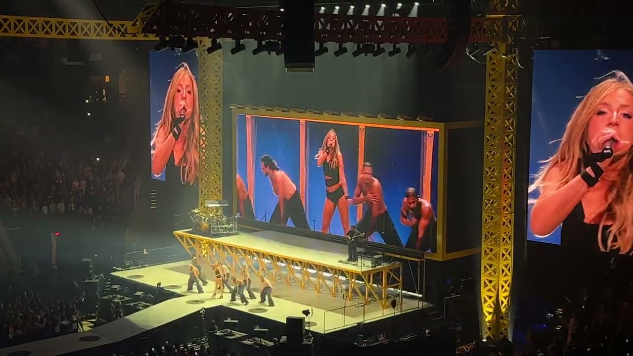 Тейт Макрей исполняет &laquo;Guilty Conscience&raquo; в Хьюстоне, Техас, &mdash; Toyota Center &mdash; тур Miss Possessive