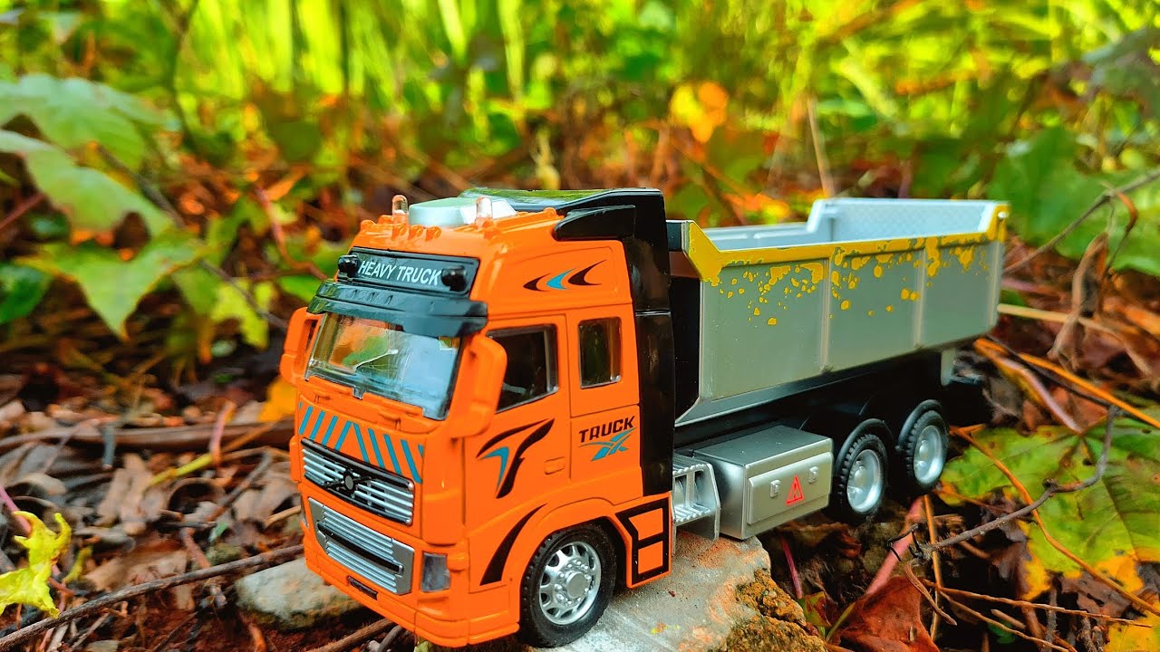Mainan Ekskavator, Truk Molen, Forklift, Bus Telolet, Ambulance, Mobil Polisi, Truk Oleng, Anomali. 