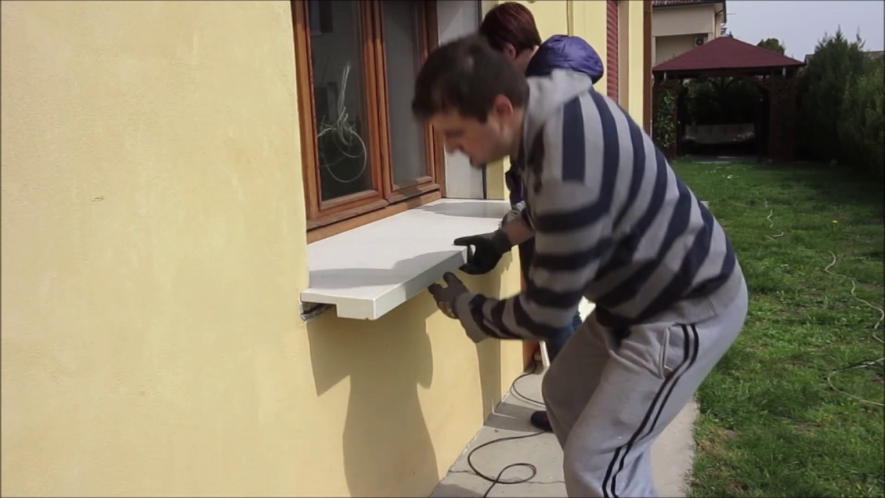 Ristrutturazione casa. Prolungamento soglie di marmo delle finestre. Renovation house. Renovacion