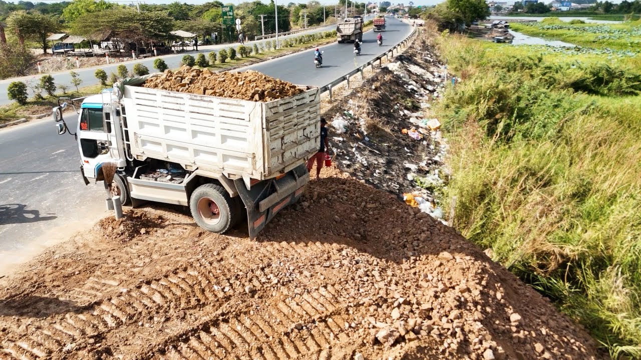 Beautiful Landfill Task! Strongly KOMATSU Bulldozer Push Soils Into Low Land Area With Trucks