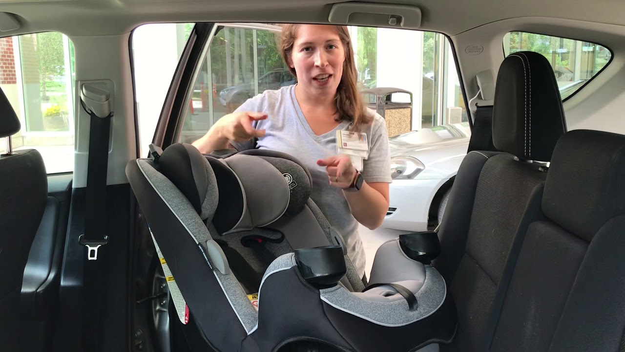 Установите кресло Safety 1st Grow and Go лицом вперед с нижними креплениями и верхним страховочны...