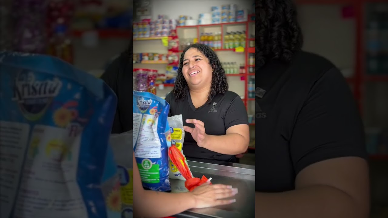 Su vecina le daba el cambio de esta manera hasta que se canso y le hizo lo mismo.