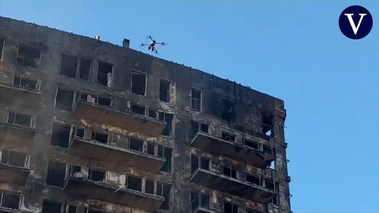 Un dron busca posibles víctimas entre los restos del edificio de Valencia | INCENDIO | La Vanguardia