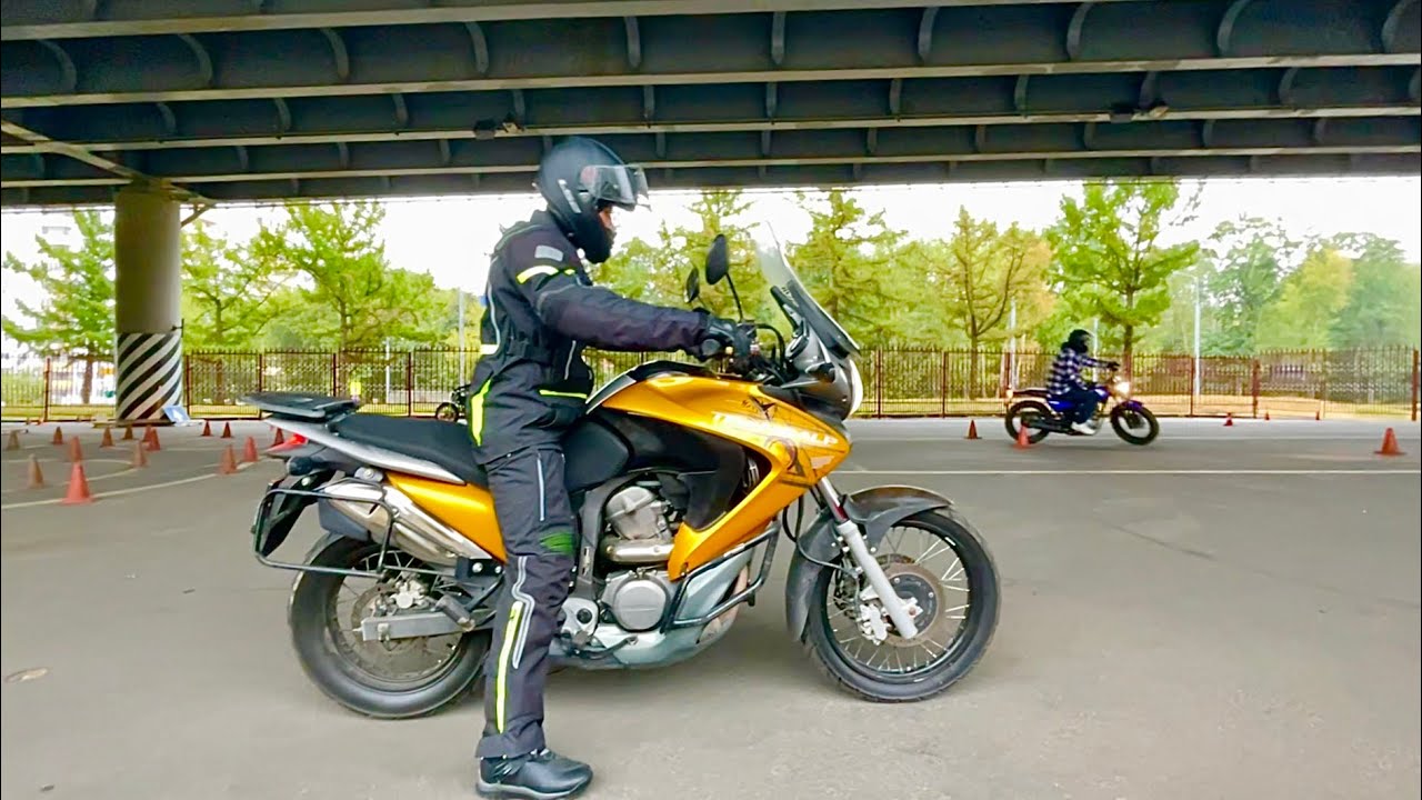 Перегоняю Honda Transalp 700 по МКАДу и делюсь впечатлениями.