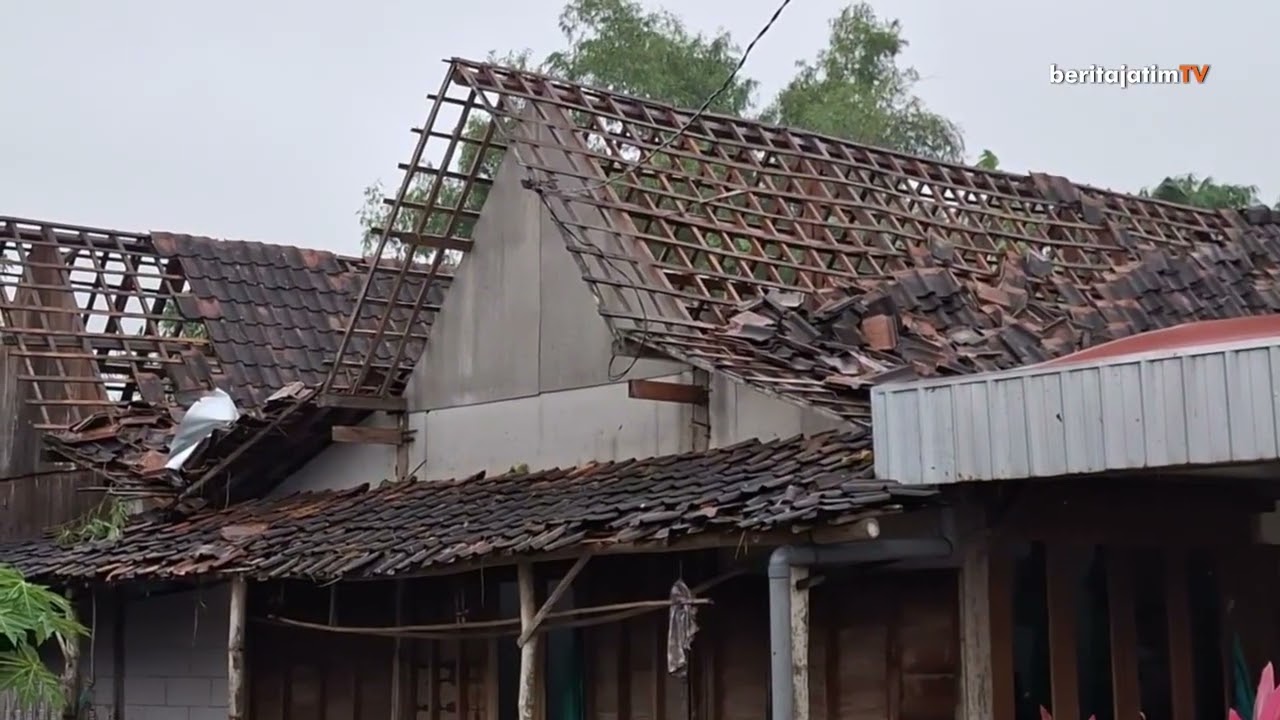 Angin Puting Beliung Terjang Ngawi! Puluhan Rumah Rusak Usai Muncul “Cleret Tahun”