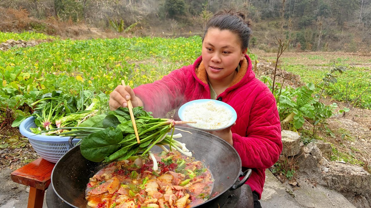 炒一锅美味的腊肉，配着很多蔬菜吃到饱 Stir fry a pot of bacon, it's very delicious with vegetables