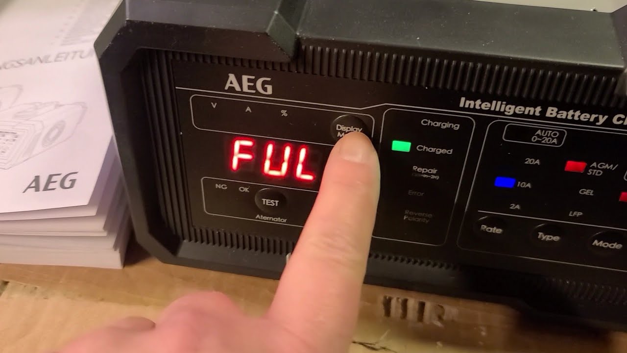 Зарядник AEG CW20 - как он заряжает?