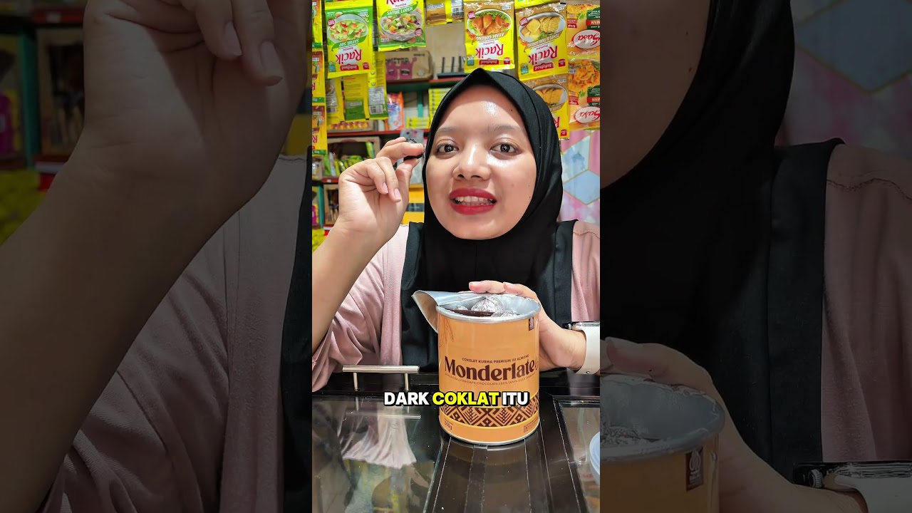 Kurma di lapisi dark chocolate manis pahit, di dalamanya ada almondnya