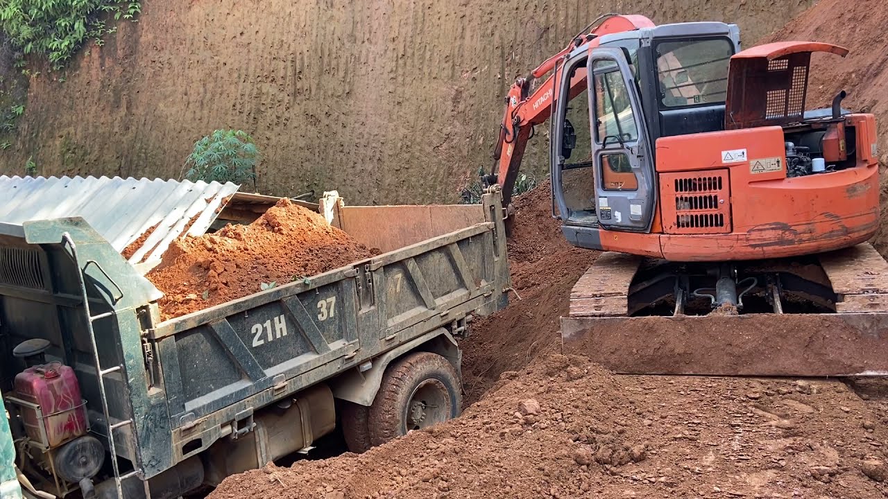 Hitachi zx75 us-a x&uacute;c đất l&ecirc;n xe