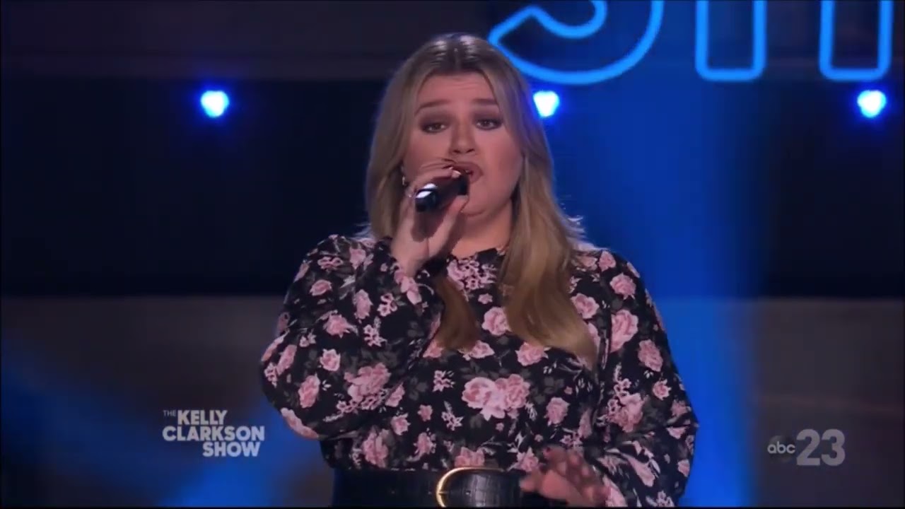 Kelly Clarkson Sings 