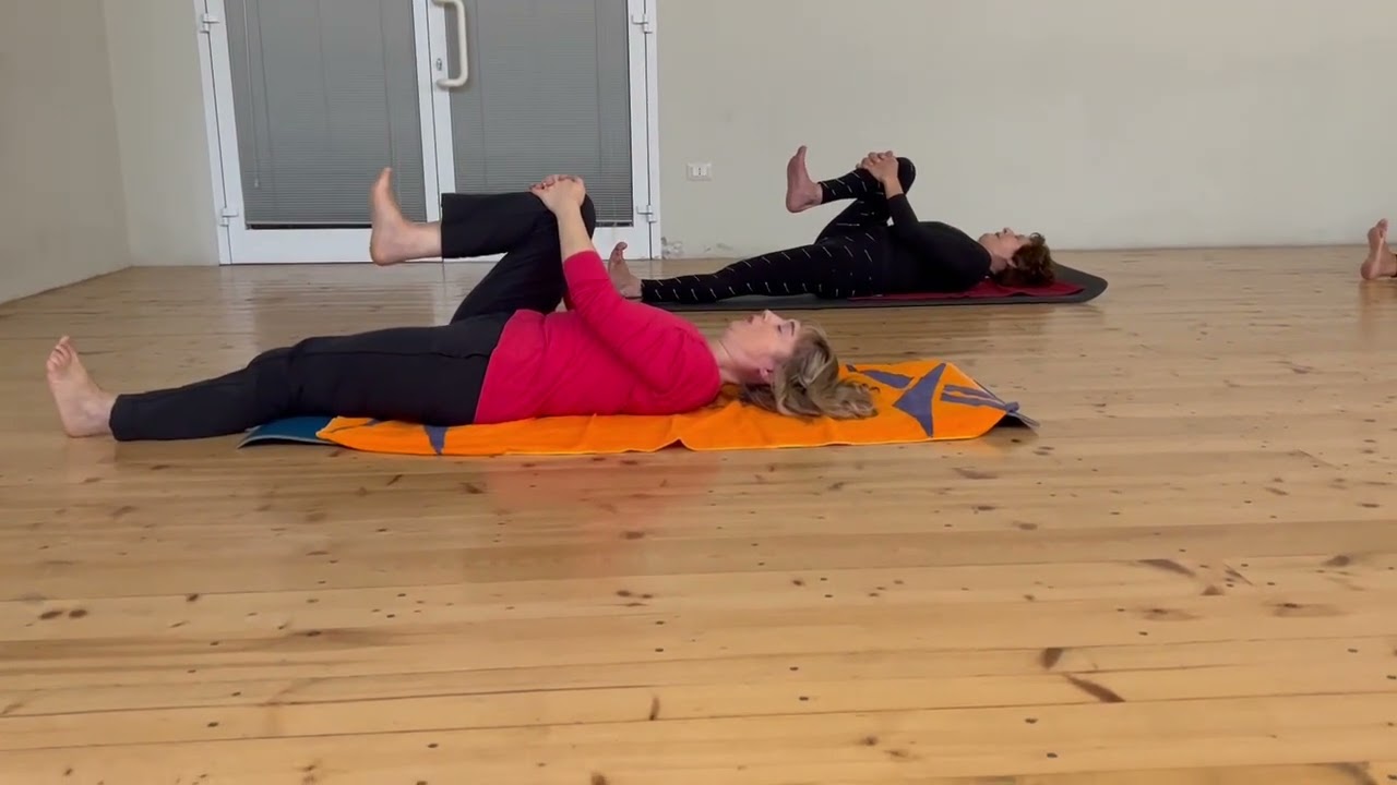 Stretching mattutino , le posizioni mantenute per 1 minuto .
