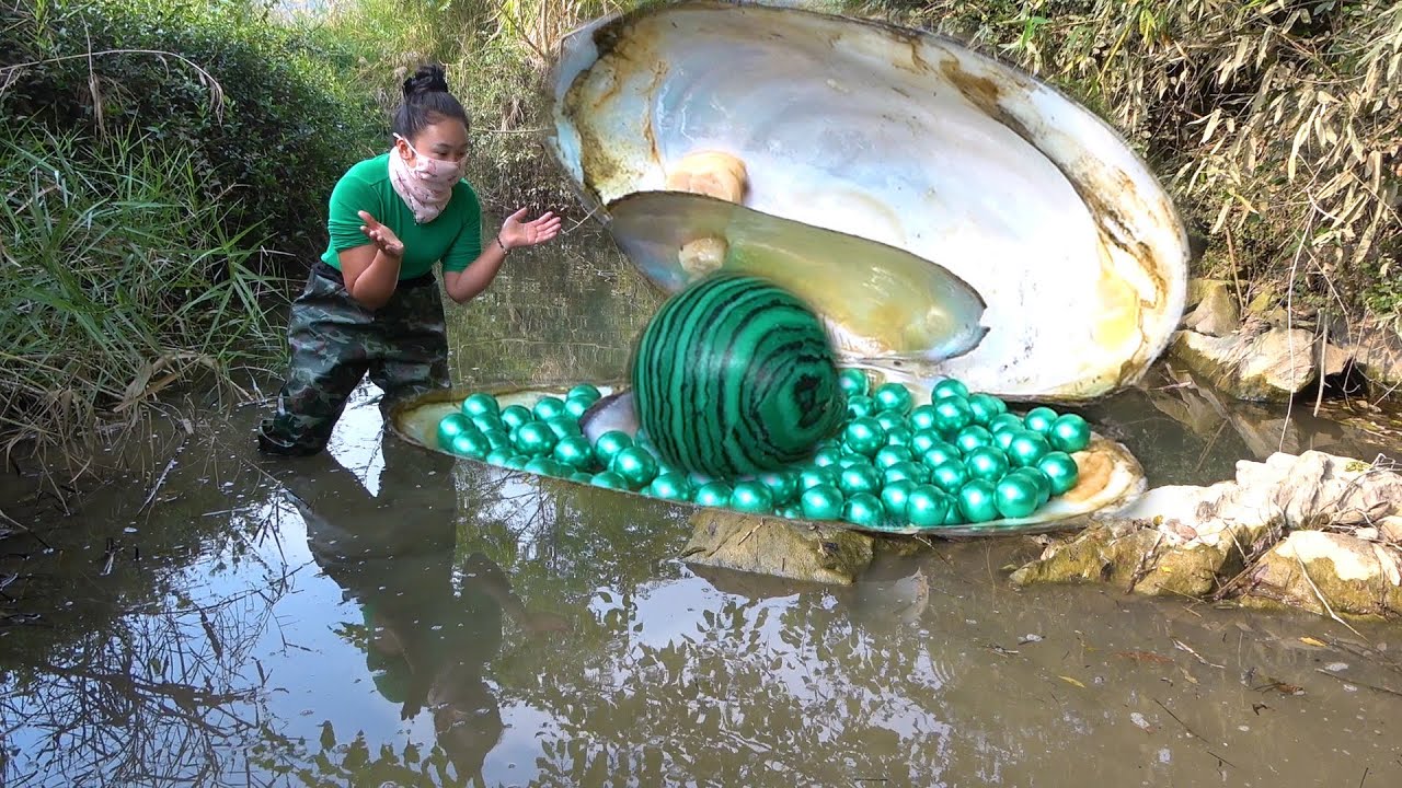 😱😱I found a rare treasure on the mother clam, which is a beautiful pearl with a heavenly eye