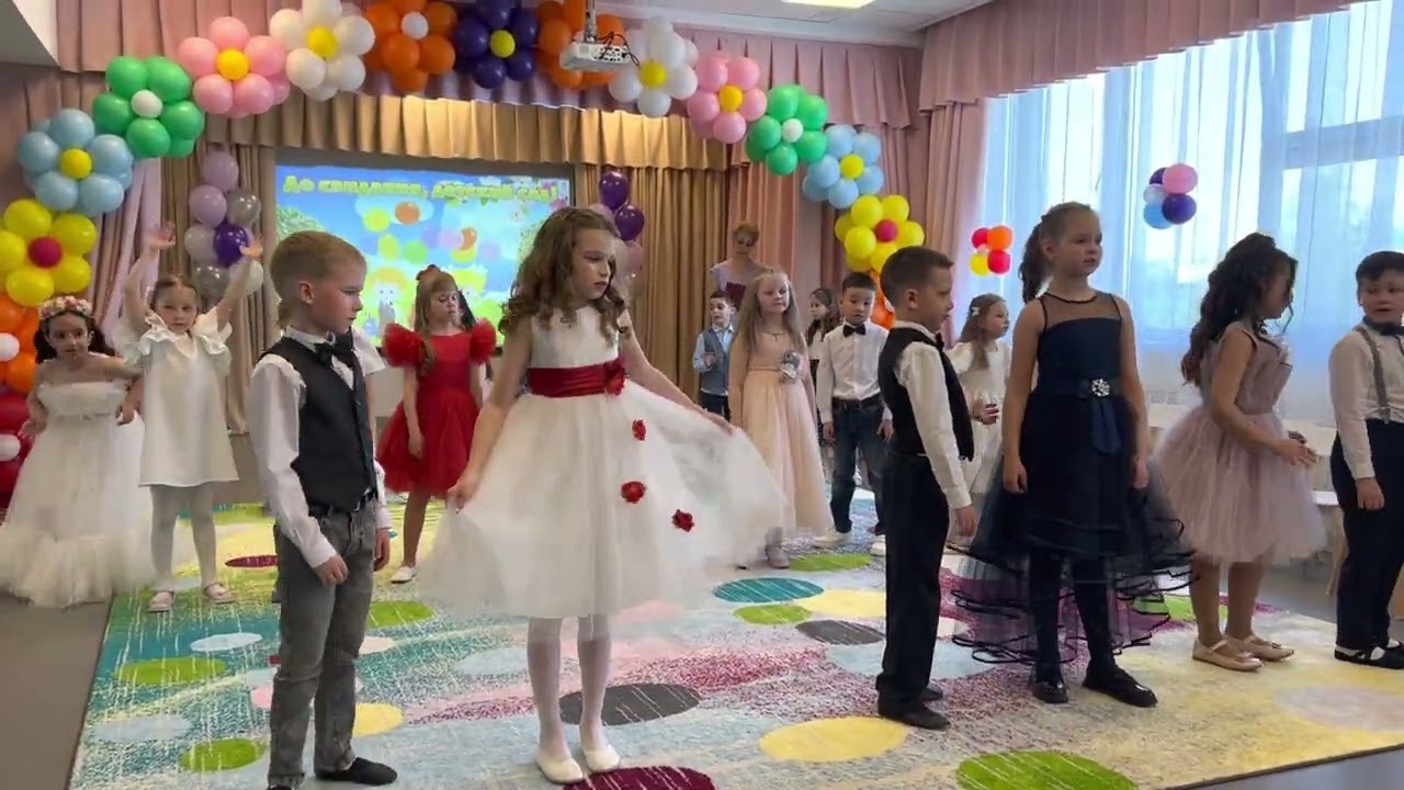 Танец «Обнимашки» на выпускном в ДОУ