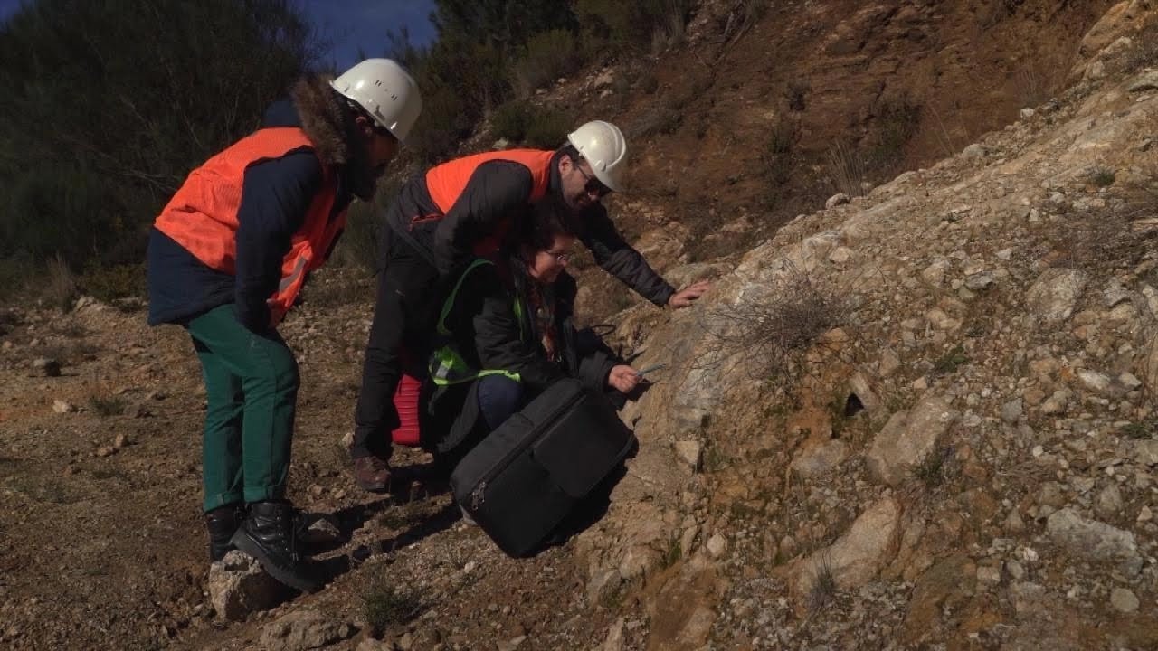 Au Portugal, le projet d'une mine de lithium suscite la controverse • FRANCE 24