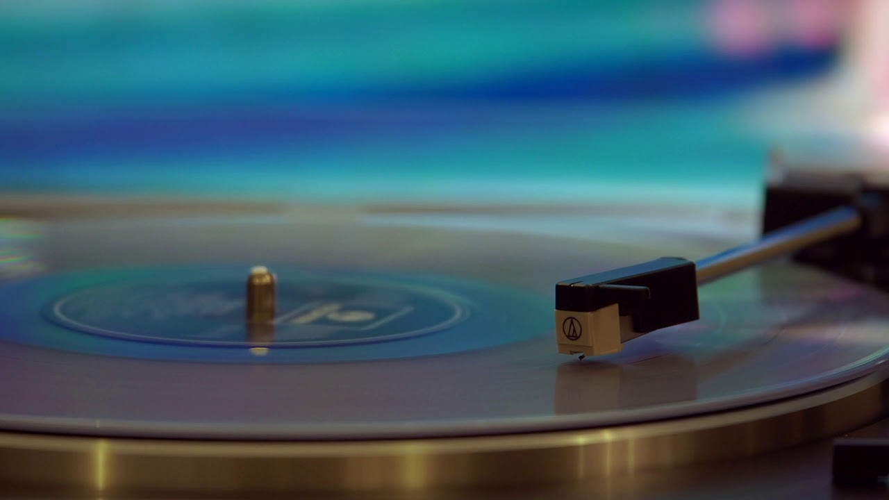 Spinning vinyl  turntable 4K