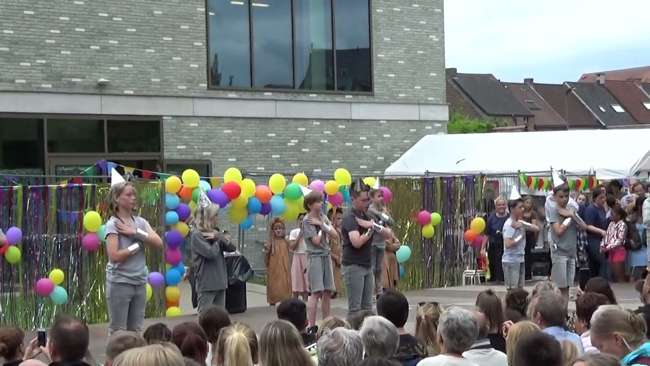 Karsten danst met zijn klas tijdens schoolfeest Bijenkorf 2022