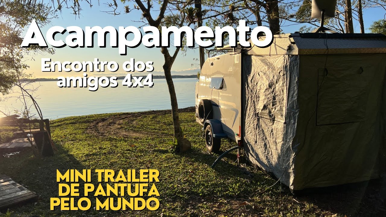 Acampamento de mini trailer na lagoa secreta