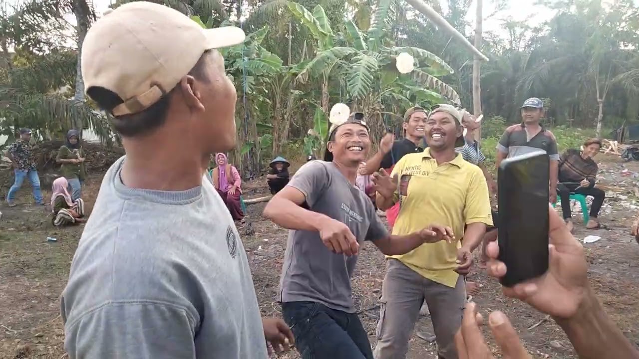Lomba makan kerupuk bapak bapak HUT 78 part 1