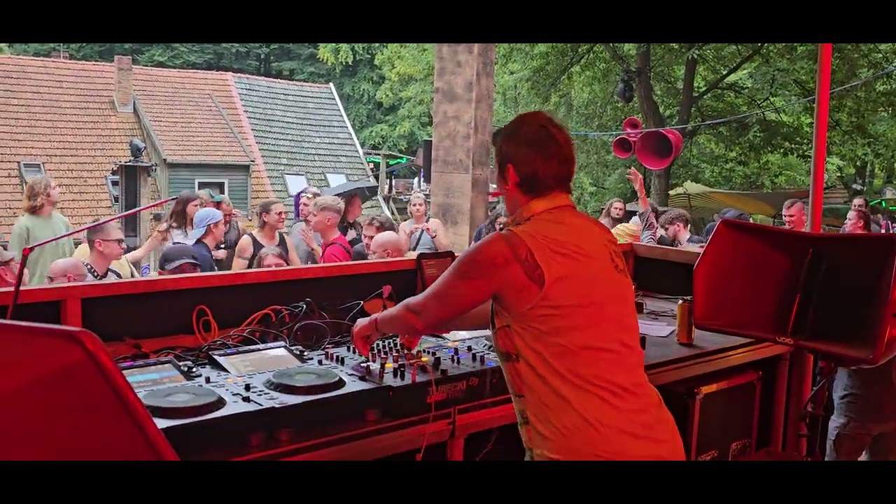 Melburn - Wonderland 2025 - 08.08.2025  Backyard Floor