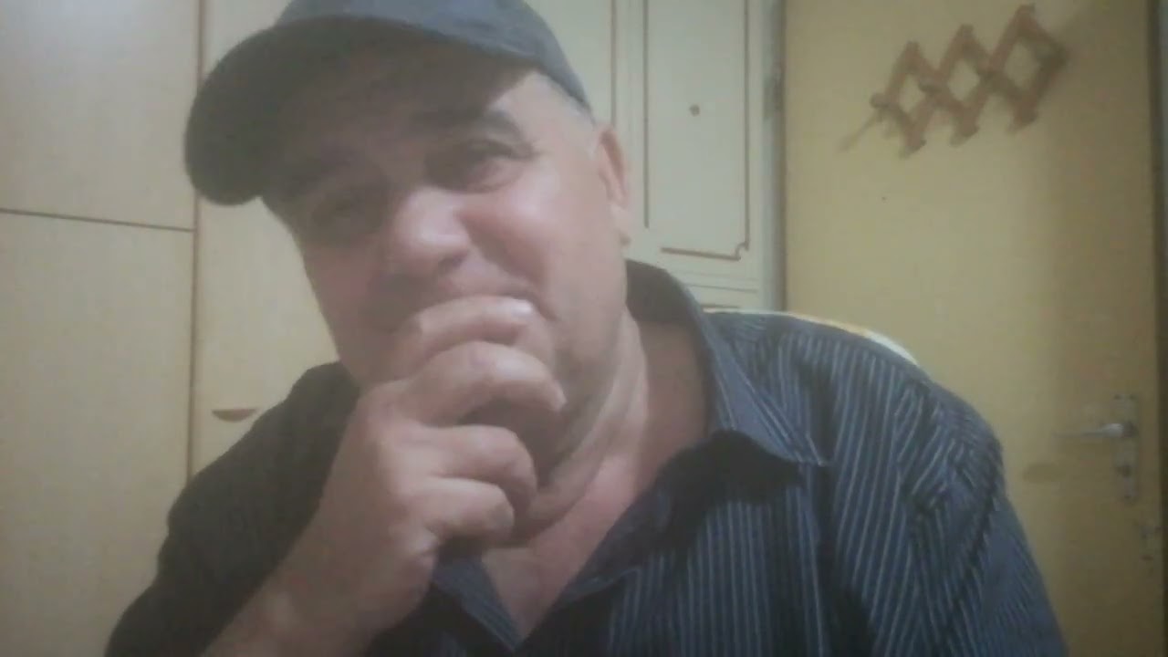 Canto il super brano di Lucio Battisti dal titolo Emozioni. 🎼🎧🎵🎸🎤🎻🎹❤️🆗