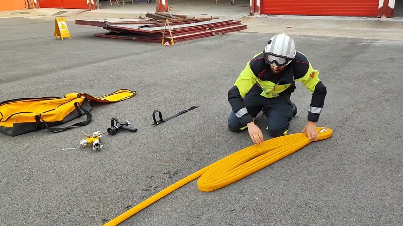 Plegado en PALMERA manguera 25 de 20m bomberos. Atado con ZINXA.