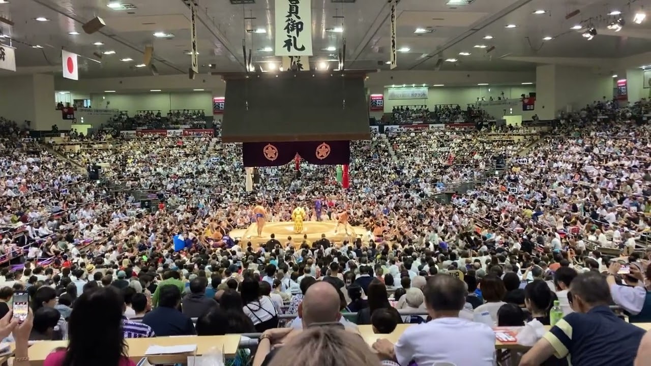 ２０２４年７月２４日　大相撲名古屋場所１１日目　結びの一番　照ノ富士VS大の里　座布団の舞