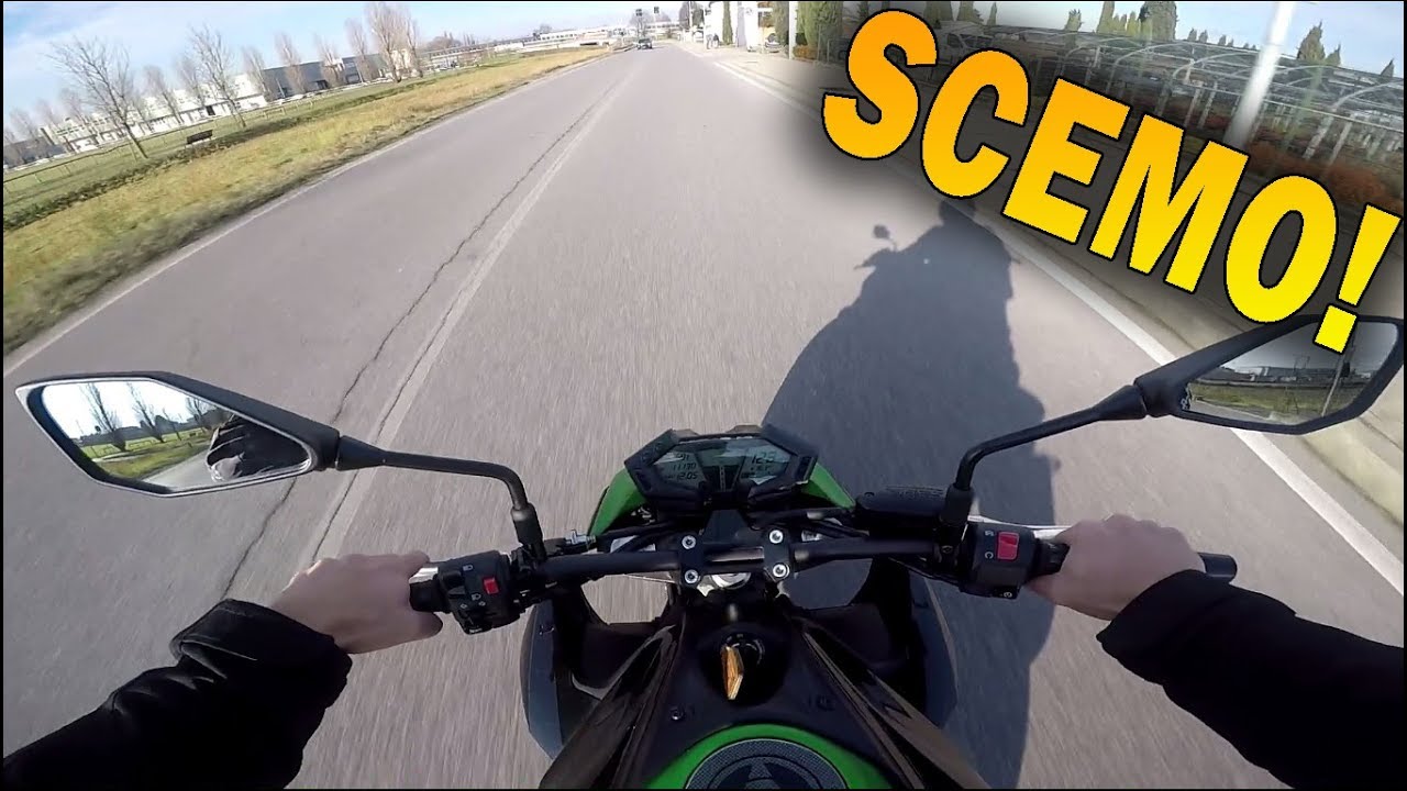 FIGURA DI M***A DAVANTI A SCUOLA CON LA Z800