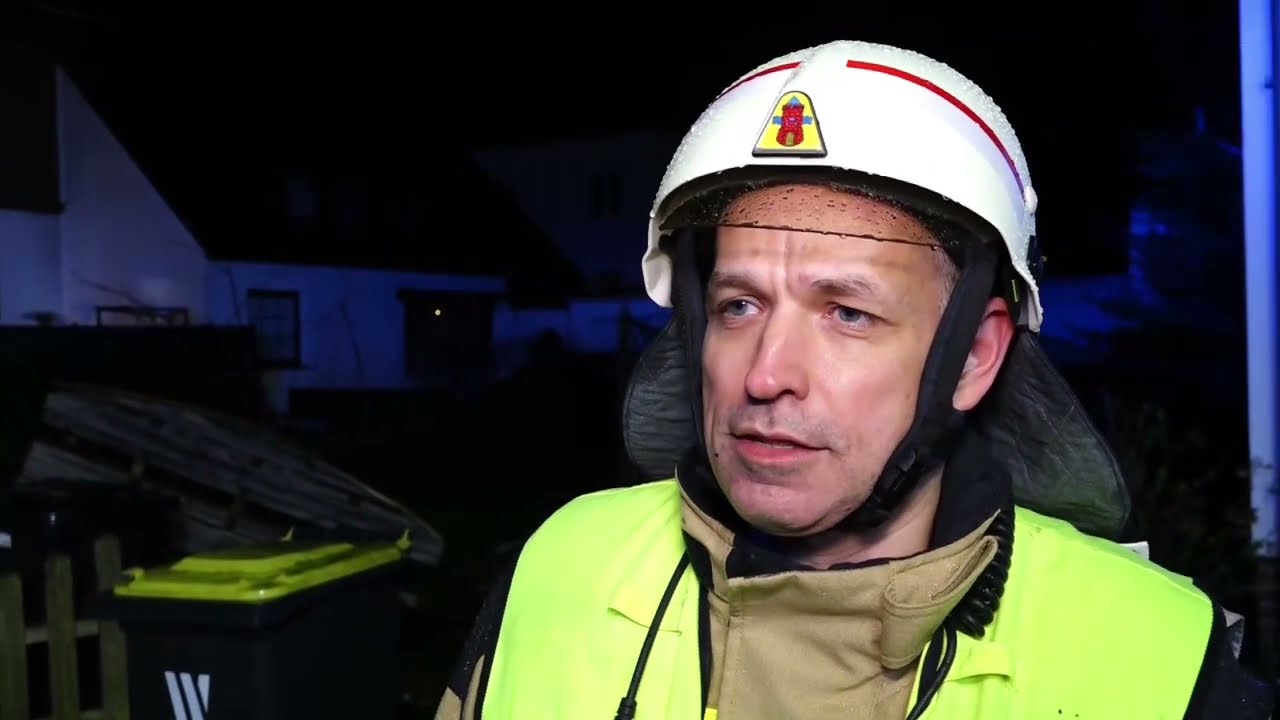 Schwerer Verkehrsunfall in der verkehrsberuhigten Fichtenstraße in Delmenhorst - Baum entwurzelt