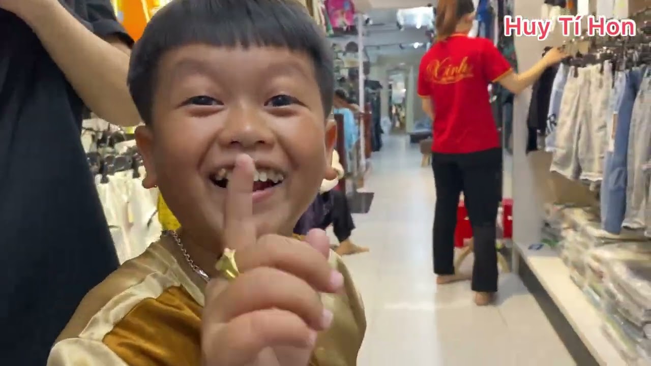 Huy v&agrave; ba chị đi mua quần &aacute;o mới cho Huy T&iacute; Hon