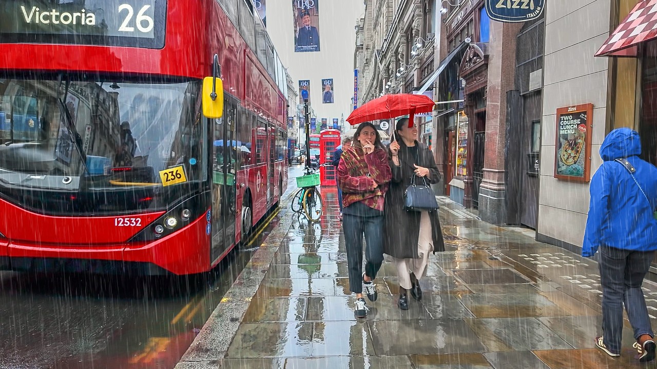 🇬🇧 London Rainy Walk ☔️ Charing Cross Station to St Paul&rsquo;s Cathedral via Middle Temple | 4K HDR
