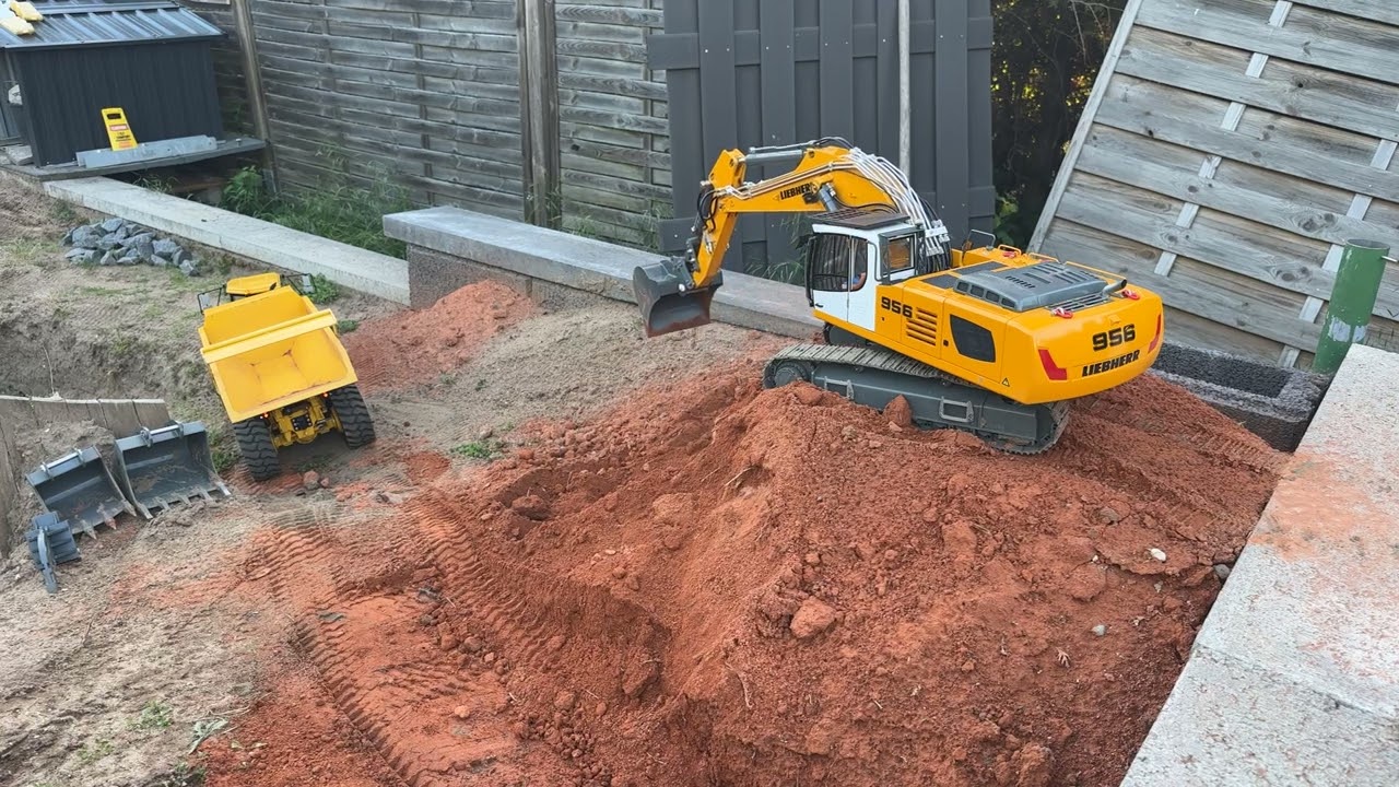RC Volvo Dumper wird vom 956 beladen 30.04.2025 19:00 Uhr ￼