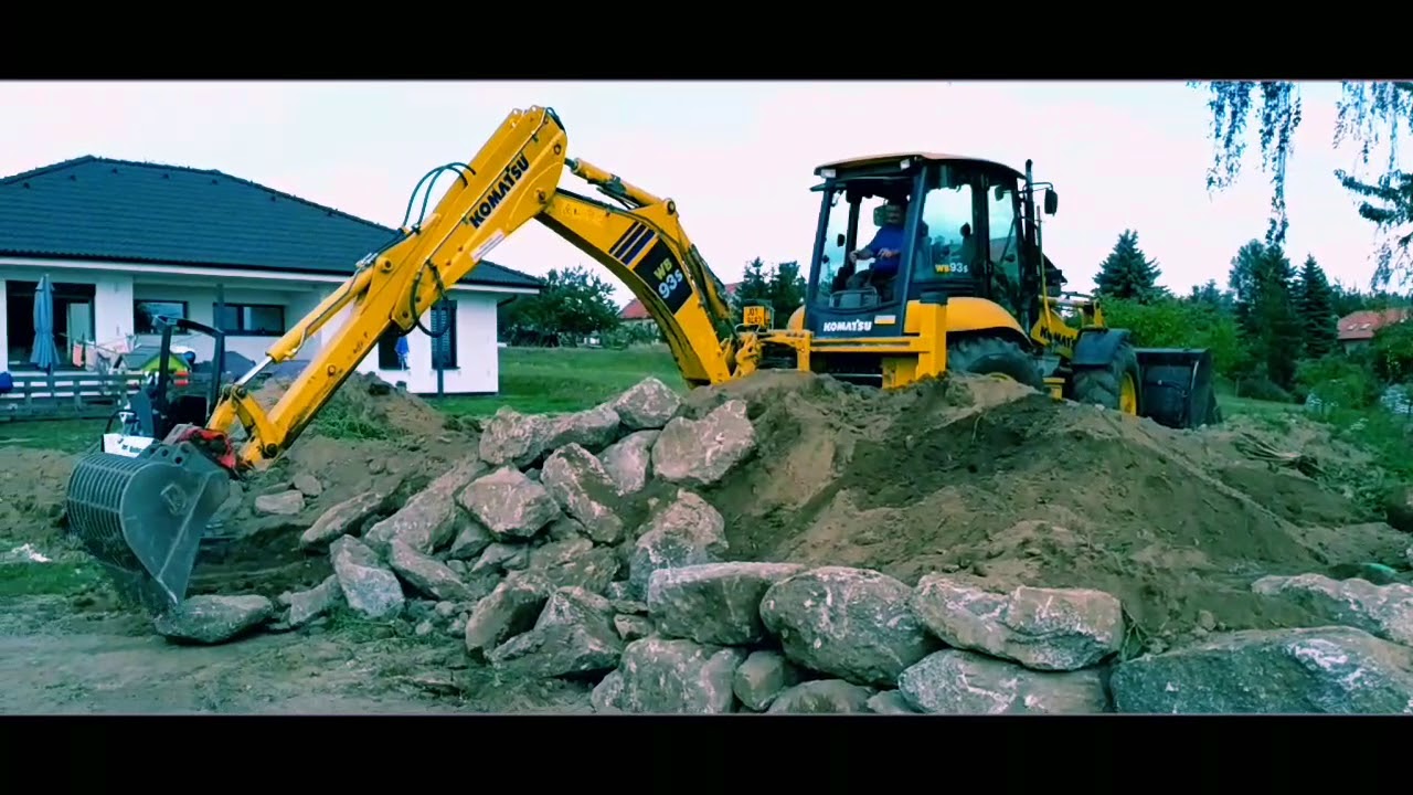Zemní práce Široký - traktorbagr Komatsu WB 93S, terénní úpravy, skládání kamenů