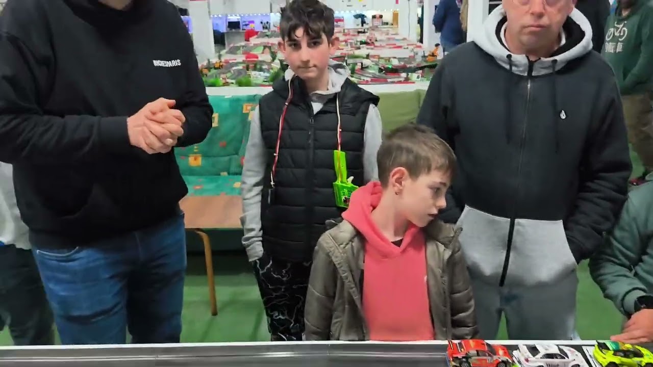 Comienza la carrera, coches preparados