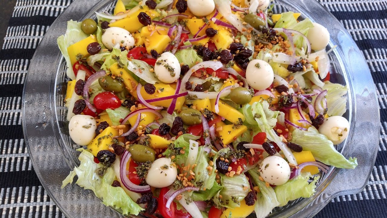 SALADA TROPICAL COM OVOS DE CODORNA E CEBOLA EM CONSERVA