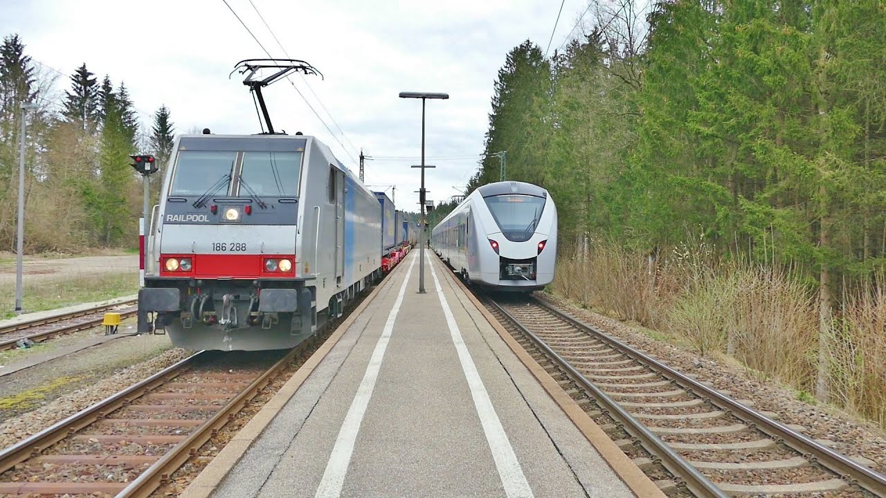 Güterzüge, Meridian und ET 1440 im Bahnhof Kreuzstraße in Bayern