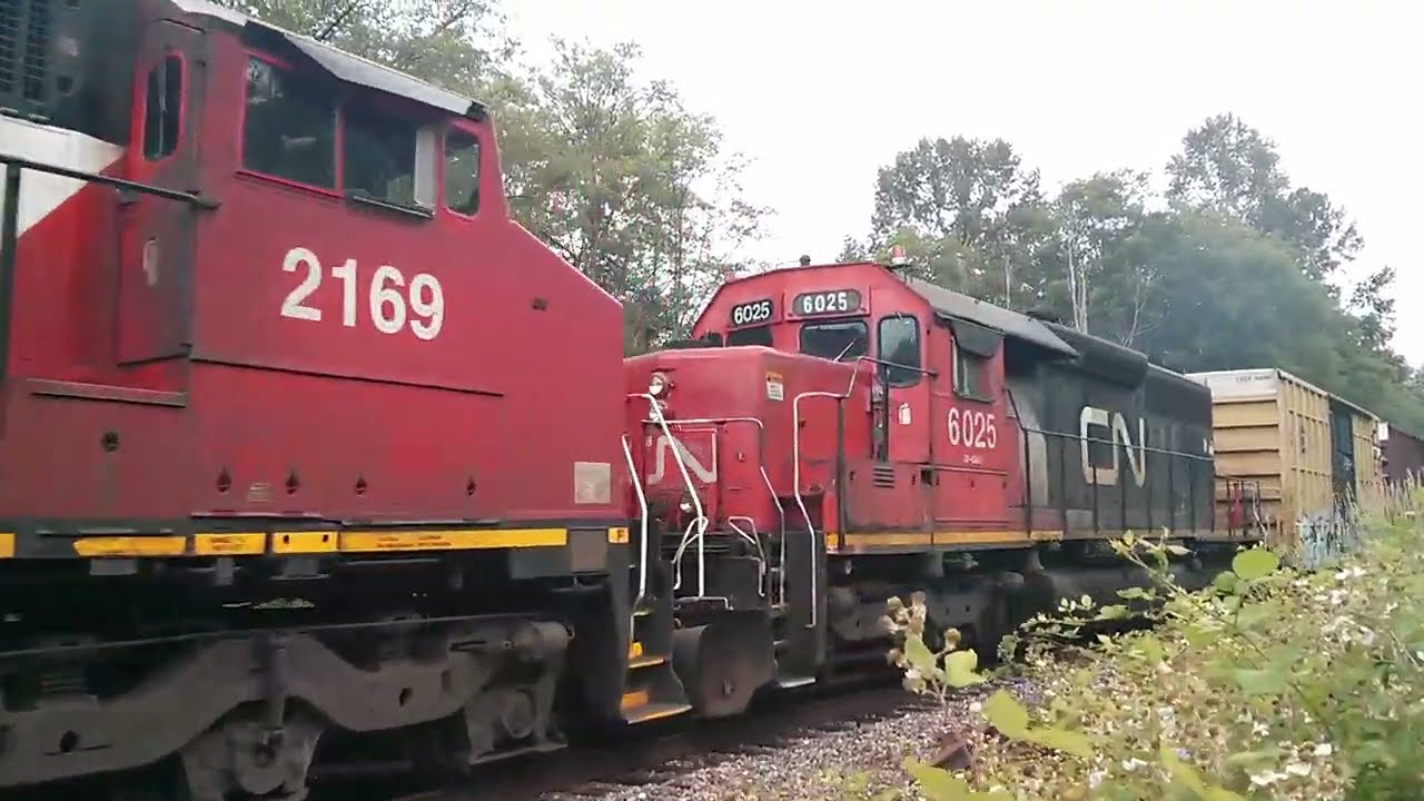 CN Rail Dash9-44CW 2578, Dash8-40CW 2169, SD40u 6025 Mi149.5 New Westminster Sub Burnaby BC Jun09 16