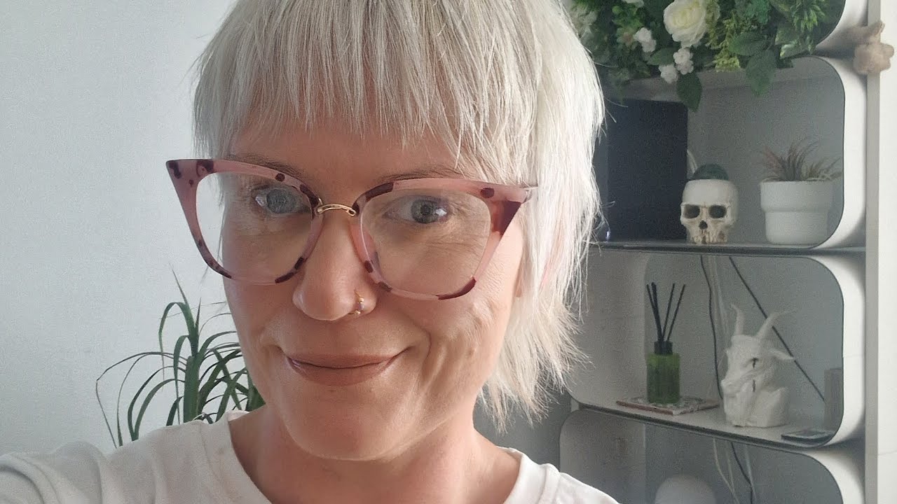 Beaching my roots and toning with wella colour touch 10/6