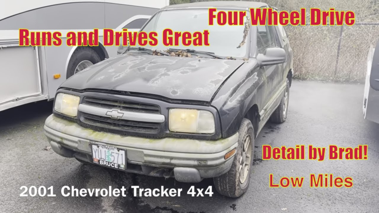 Chevy Tracker 4x4 4 cylinder barn find jalopy. Detail GEO Tracker