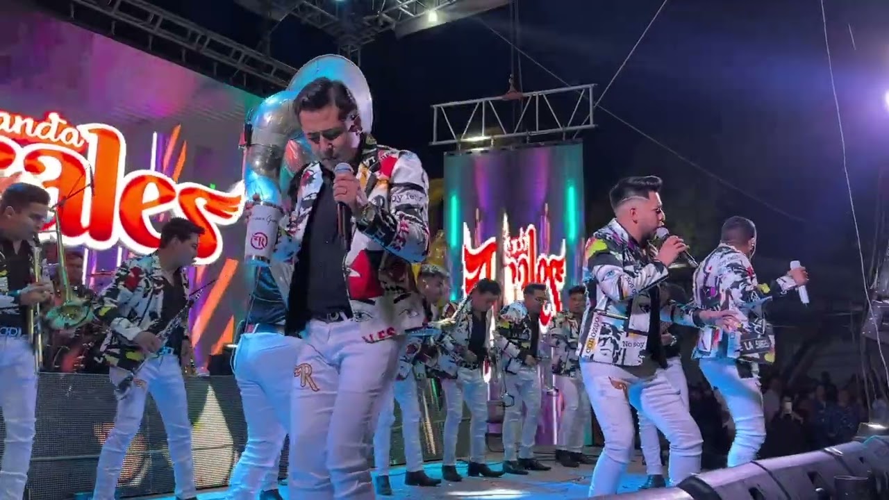 Banda Los Reales - La Mini Mini / La Vampiresa EN VIVO
