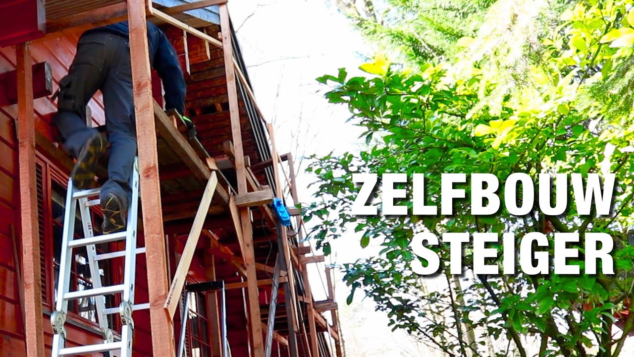 Zelfbouw steiger om het huis te isoleren