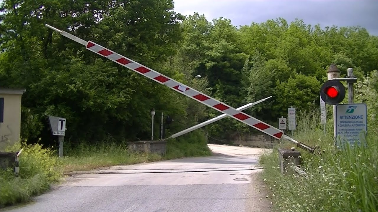 Spoorwegovergang Altavilla Irpina (I) // Railroad crossing // Passaggio a livello