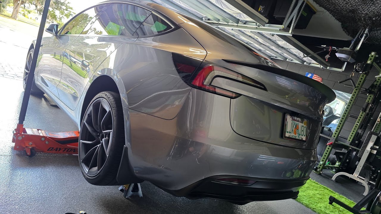 Как выполнить перестановку шин на Tesla Model 3 Performance #tesla #model3 #перестановкашин #техн...