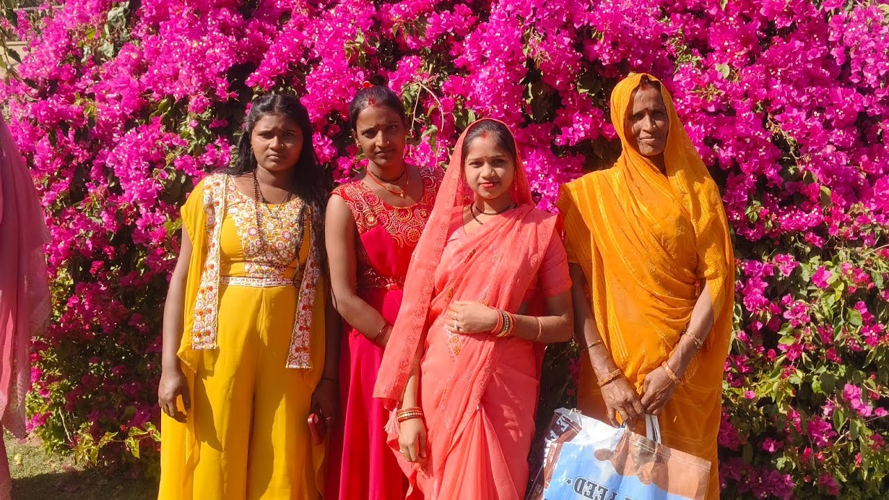 पूरी फैमिली के साथ खजुराहो मंदिर गए बहुत मजा आया