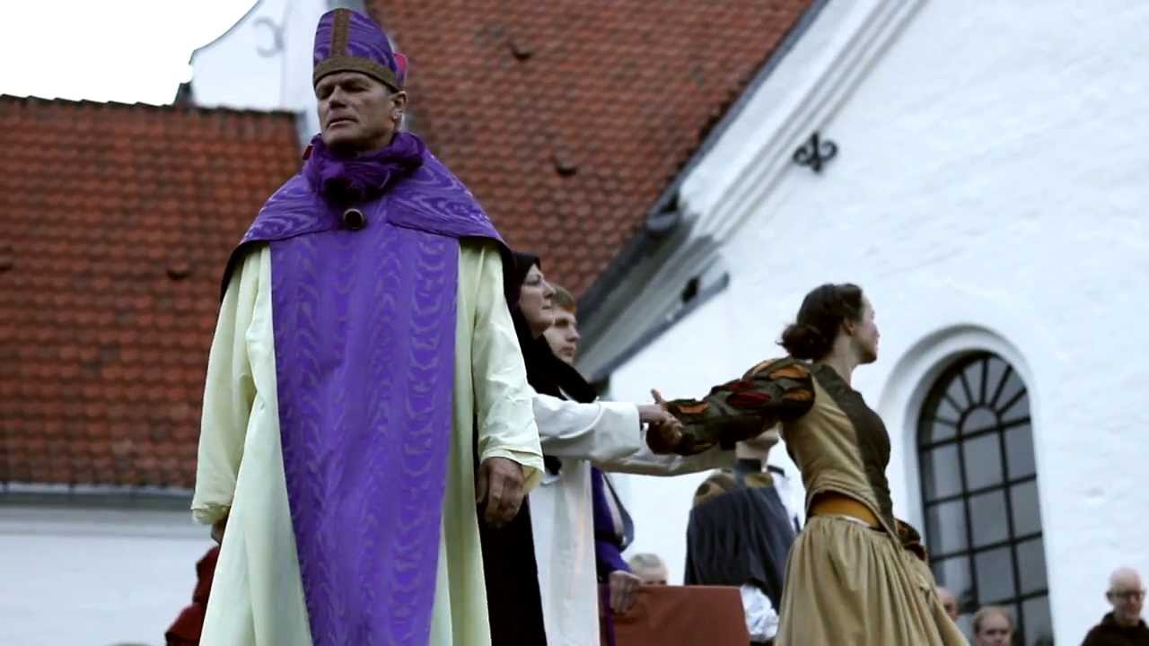 Skuespil ved kirken.