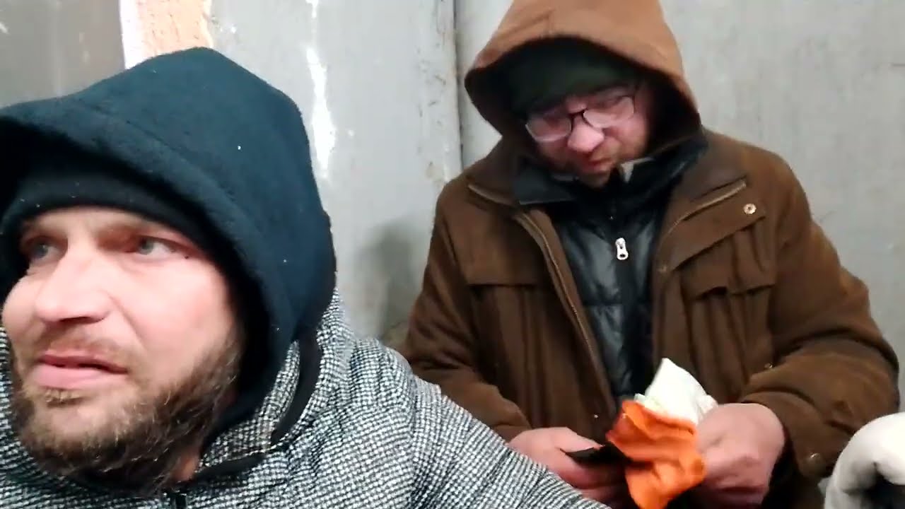 Bezdomni z samochodu do śmietnika
