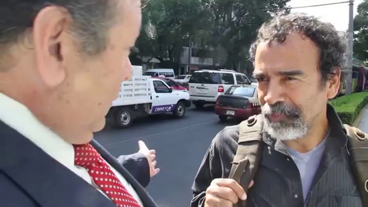 EL ACTOR DAMIÁN ALCÁZAR CHARLA CON ALEJANDRO ÁLVAREZ EN LA AVENIDA MARIANO ESCOBEDO